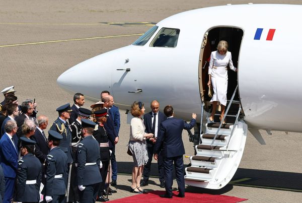Umilință dublă pentru Emmanuel Macron! Cum a fost ignorat presedintele francez de Brigitte Macron și pus &icirc;ntr-o situație jenantă de Kate Middleton