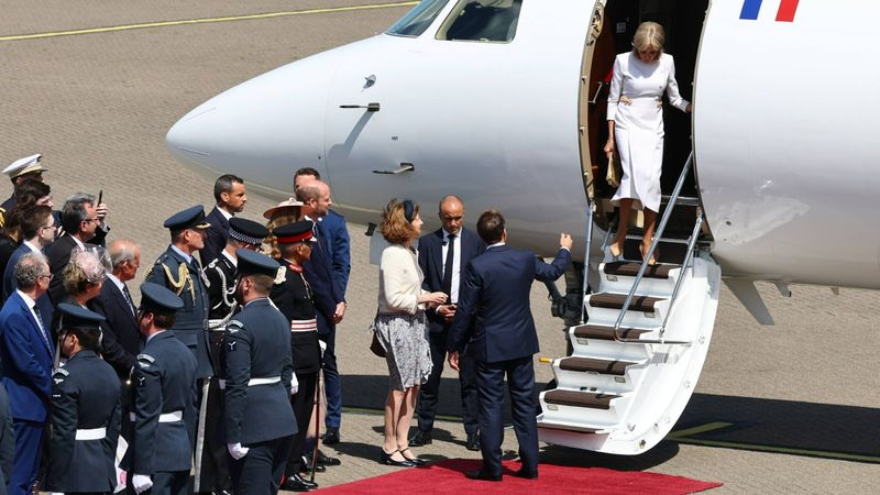Umilință dublă pentru Emmanuel Macron! Cum a fost ignorat presedintele francez de Brigitte Macron și pus &icirc;ntr-o situație jenantă de Kate Middleton