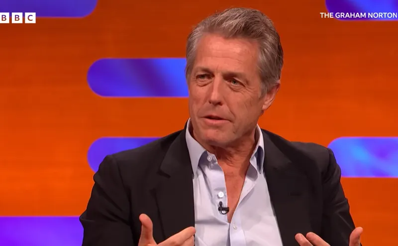 Hugh Grant a adormit lângă regina Camilla la Wimbledon 