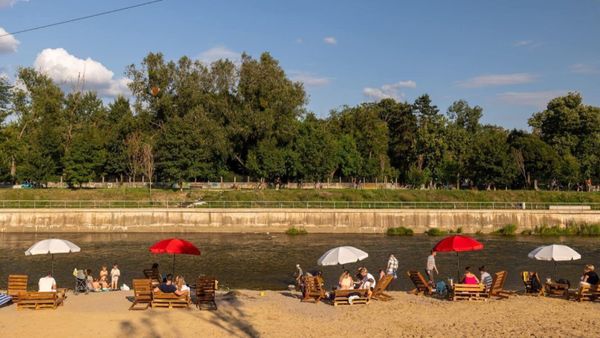 Cea mai frumoasă plajă urbană se află pe malul Someșului, &icirc;n Cluj-Napoca! E chill, e verde, e ca hitul verii