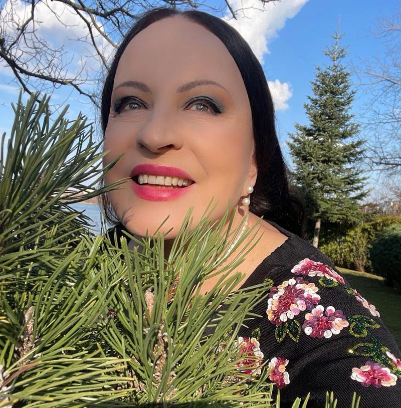 Maria Dragomiriu împlinește astăzi frumoasa vârstă de 70 de ani. 