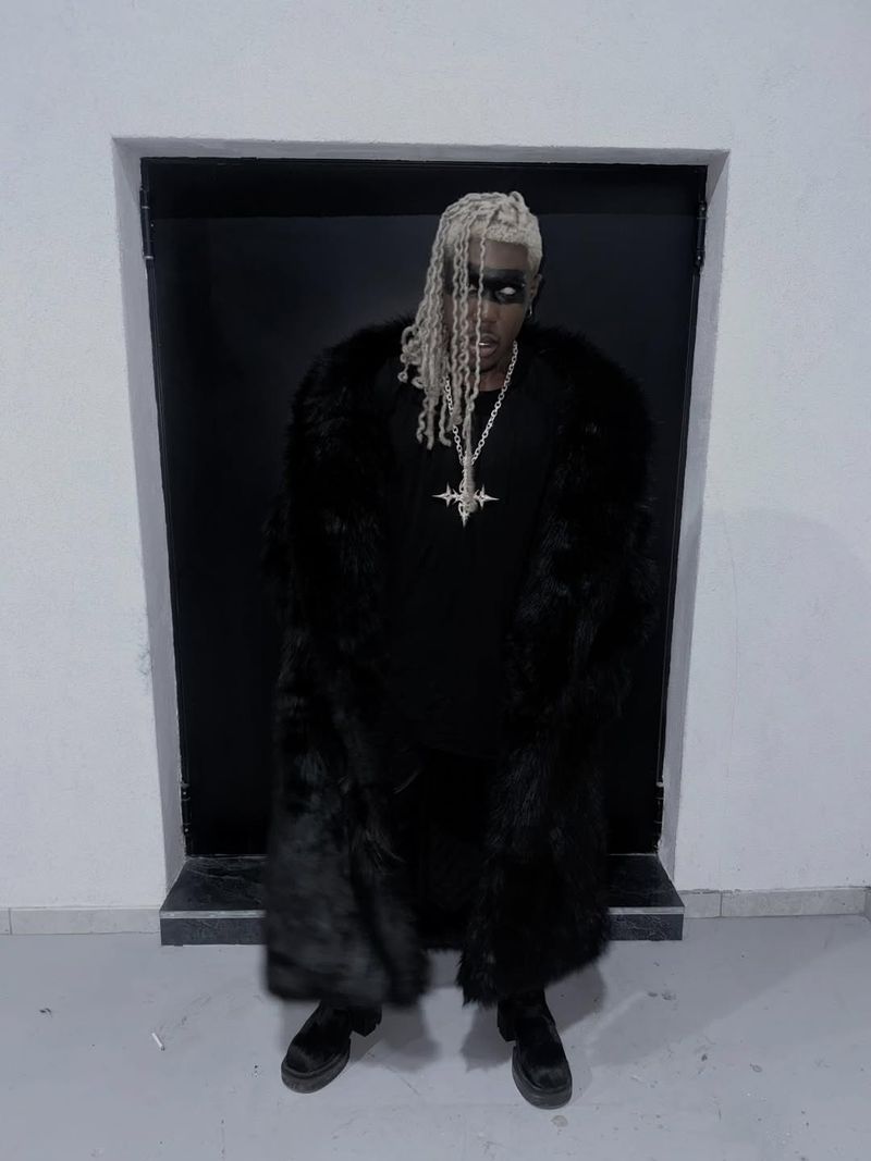 Destroy Lonely a încurajat un fan să sară de pe scena de la Beach, Please