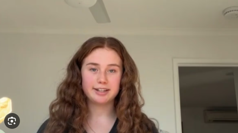 O australiancă de 20 de ani a născut la 17 ore după ce a descoperit că este însărcinată