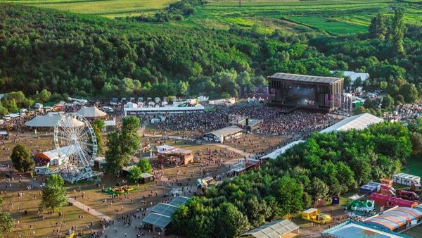 Primele imagini de la Electric Castle 2025! Festivalul desfășurat la Castelul Banffy de la Bonțida începe astăzi, 16 iulie