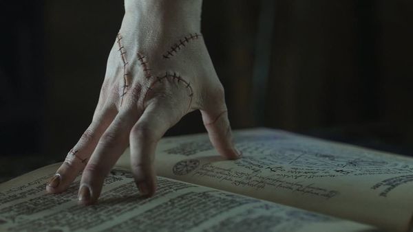 Thing din ”Wednesday“ vine la Electric Castle 2025! Netflix aduce misterul celebrului serial la Bonțida