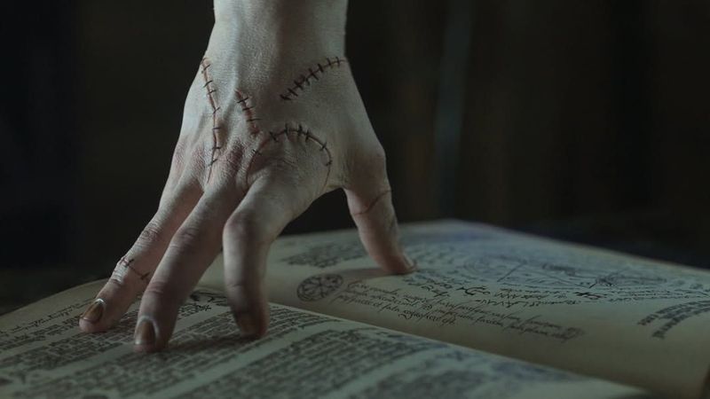 Thing din &rdquo;Wednesday&ldquo; vine la Electric Castle 2025! Netflix aduce misterul celebrului serial la Bonțida