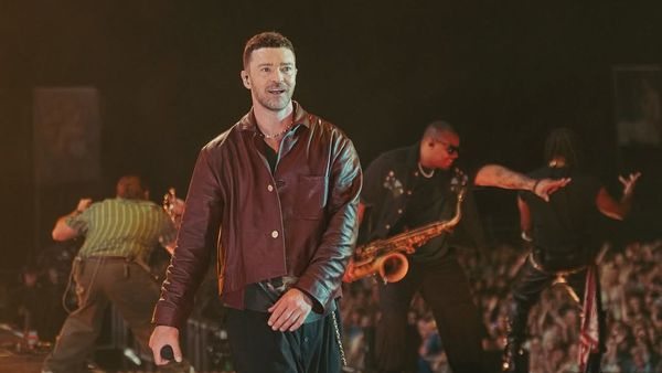 Păreri împărțite în urma concertului susținut de Justin Timberlake la Electric Castle 2025! Superstarul internațional a întârziat show-ul din cauza ploii, chiar dacă fanii așteptau deja de câteva ore în frig. Ce le-a spus când a urcat pe scenă?