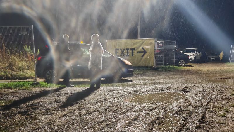 Dezastru la Electric Castle! Zeci de mașini au rămas blocate &icirc;n noroi din cauza ploii abundente. &Icirc;n haosul de ieri seara, unii participanți au oferit o adevărată lecție de solidaritate: &bdquo;Sunt situații &icirc;n care toată lumea trebuie să se implice&rdquo;