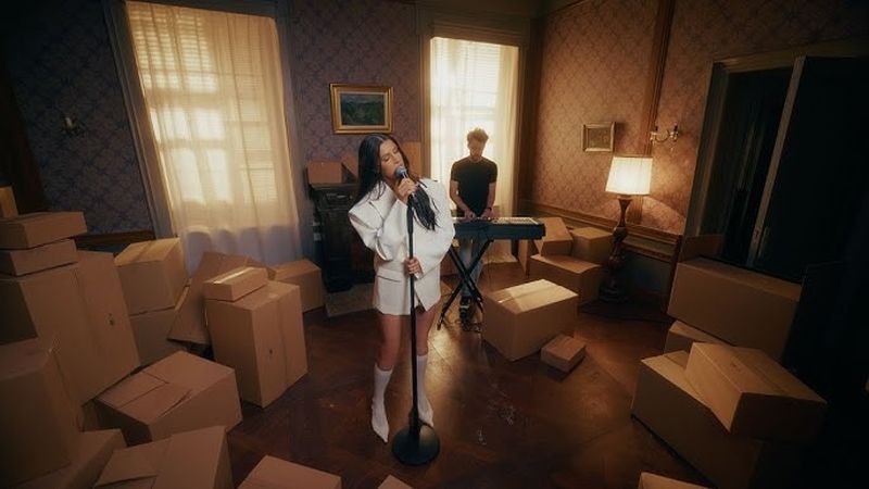 Alina Eremia a lansat o versiune live a piesei "A fost mai simplu să pleci”