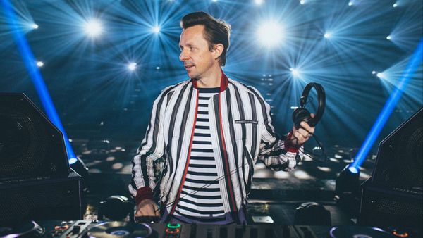 DJ-ul Martin Solveig și-a luat rămas-bun de la scenă &icirc;n fața a 70.000 de fani! Artistul a susținut ultimul show din cariera lui &icirc;n cadrul festivalului Vieilles Charrues