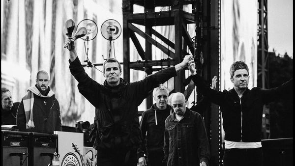 Mesajul trupei Oasis după aventura CEO-ului surprins de cameră la concertul Coldplay: "Nu ne interesează pe noi cu cine vă iubiţi"