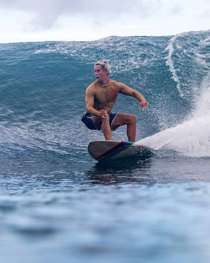 Un milionar și-a aruncat fiul de 7 ani de pe o stâncă