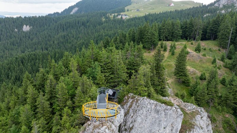 Spectaculos! Primul skywalk din Rom&acirc;nia s-a deschis &icirc;n Bucovina. Descoperă noua atracție de pe Rarău, unde te vei simți cel mai aproape de cer