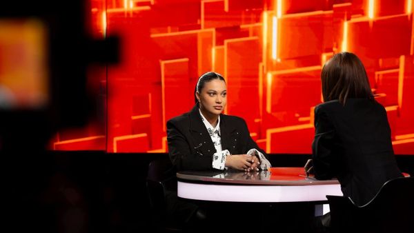 Cântăreața Betty Salam este invitata ediției de duminică a emisiunii “40 de întrebări cu Denise Rifai”