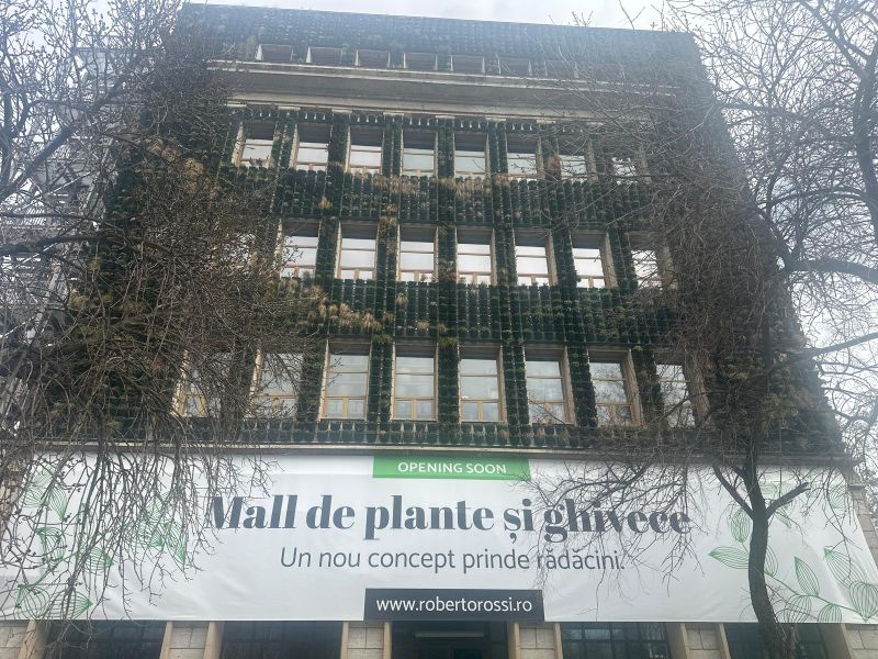 Unde se află singura grădină exterioară verticală din țară?