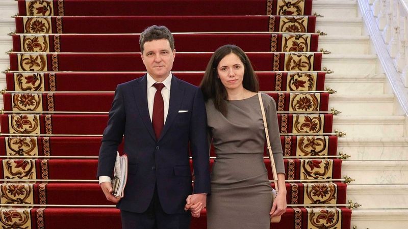 Emoții mari pentru copiii președintelui Nicușor Dan! Aceștia l-au &icirc;nsoțit pentru prima dată pe tatăl lor &icirc;ntr-o vizită oficială. Cum a arătat Mirabela Grădinaru la sosirea &icirc;n Austria?