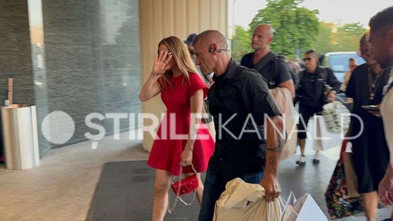 Jennifer Lopez, fabuloasă la sosirea în România 