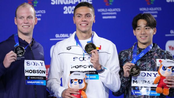 N-ai cum să-l oprești: "C&acirc;nd &icirc;ncepe cursa, piscina se cutremură". David Popvici, &icirc;n semifinale la 100 metri liber la Campionatele Mondiale de Natație de la Singapore. Marile publicații internaționale &icirc;l numesc pe sportivul rom&acirc;n "Extraterestu"