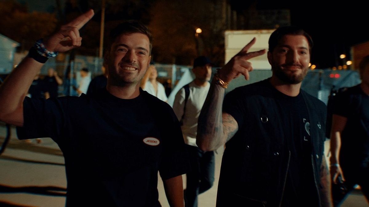  Martin Garrix & Alesso feat. Shaun Farrugia - Inside Our Hearts