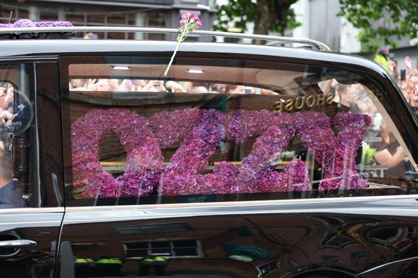 Imagini coplesitoare! Mii de fani &icirc;n Birmingham i-au adus un ultim omagiu lui Ozzy Osbourne