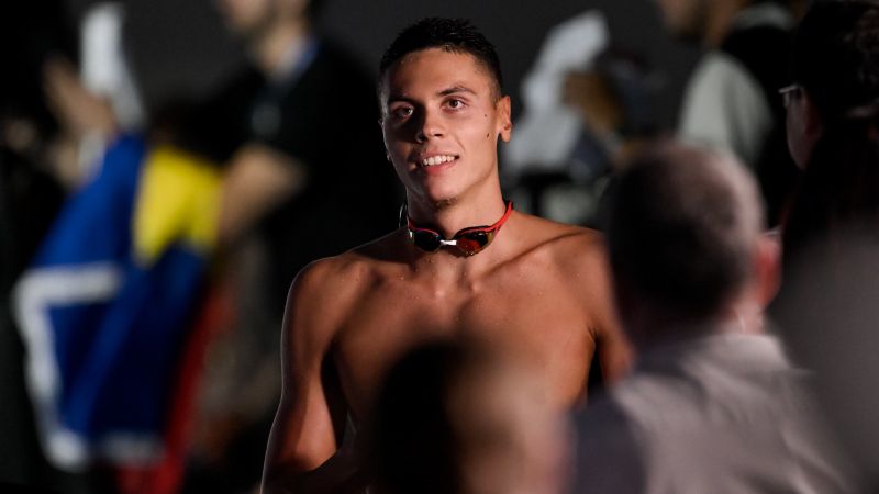 INCREDIBIL! Fenomenul David Popovici lovește din nou! Este singurul &icirc;notător care reuşeşte de două ori dubla 100-200 m liber la Campionatele Mondiale. Timpul său, al doilea din istorie