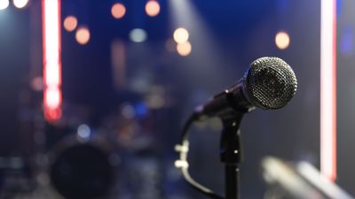 Soția unui celebru artist și-a privit neputincioasă soțul murind în brațele ei. Medicii l-au declarat mort, dar ea a refuzat să accepte: 