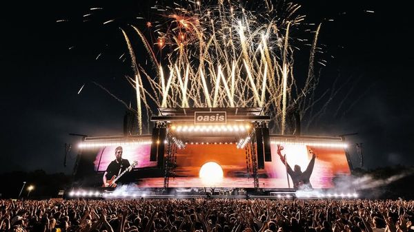 Concertul mult așteptat al trupei Oasis s-a &icirc;ncheiat cu o tragedie! Un fan a murit după ce a căzut de la tribuna superioară a stadionului Wembley. Autoritățile fac apel la cei prezenți pentru a stabili cum a avut loc incidentul