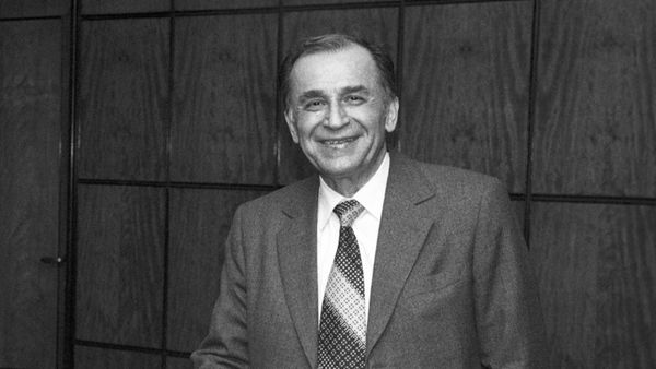 Cine este și cu ce se ocupă „fiul secret” al lui Ion Iliescu? Fostul președinte i-a devenit tutore după ce părinții lui au murit într-un accident aviatic