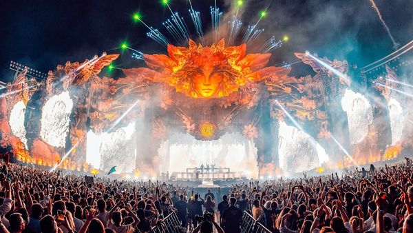 Scenă fabuloasă pentru UNTOLD X! Organizatorii pregătesc cel mai ambiţios decor construit vreodată pentru un festival din Rom&acirc;nia. Va avea peste 100 de metri &icirc;n lăţime!