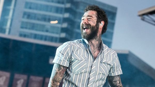 POST MALONE, &icirc;n premieră &icirc;n Rom&acirc;nia, la UNTOLD X! Superstarul global a ajuns deja la Cluj. Unde a mers prima dată și cum a fost surprins pe străzile orașului?
