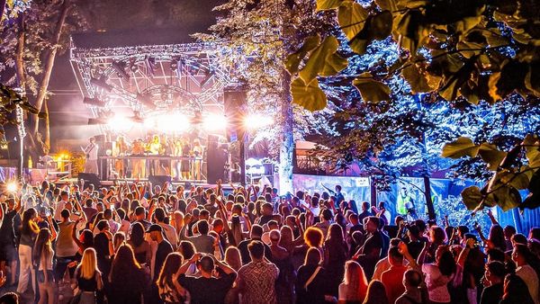 UNTOLD X. Cât te costă o porție de mâncare la ediția aniversară a celebrului festival? Iată prețurile la care trebuie să te aștepți