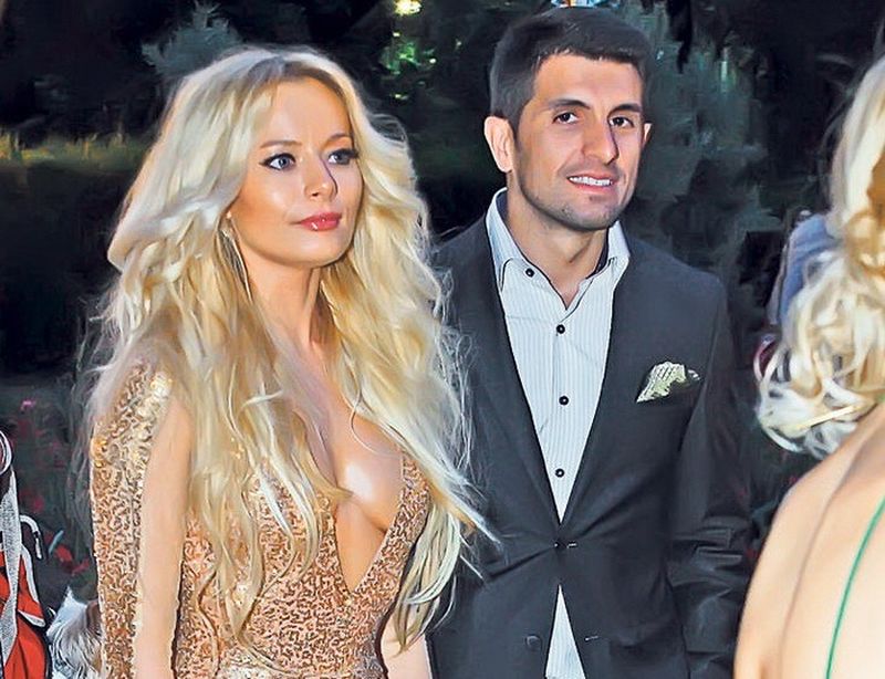  Laura Cosoi și Cosmin Curticăpean au aniversat 10 ani de căsnicie. 