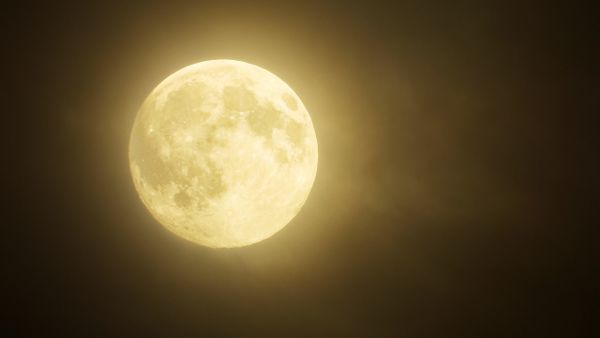 LUNĂ PLINĂ &icirc;n Vărsător, pe 9 august 2025. Ce zodii vor avea noroc &icirc;n dragoste?