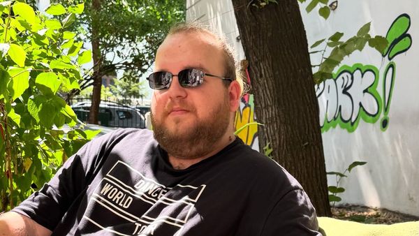 Lulu Varodi, declarații ȘOCANTE: „Am trecut printr-un abuz de putere, am fost controlat în cele mai groaznice moduri”. Actorul reacționează după ce Mirela Retegan a continuat să îi folosească numele după ce a refăcut Gașca Zurli