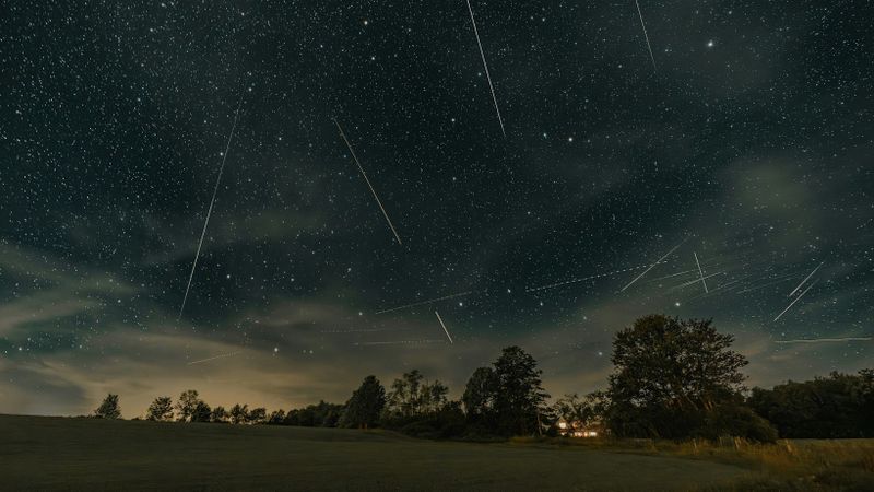 Spectacol pe cer &icirc;n august 2025! &Icirc;n ce zile se vor vedea cel mai bine PERSEIDELE? Iată locurile din care vei putea observa fără probleme ploaia de meteori