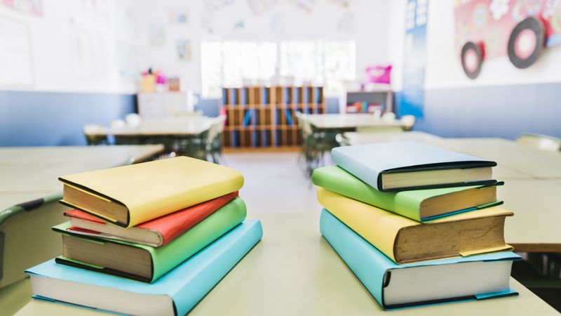 Pe ce dată se &icirc;ntorc elevii &icirc;n bănci &icirc;n luna septembrie? Structura anului școlar 2025 - 2026