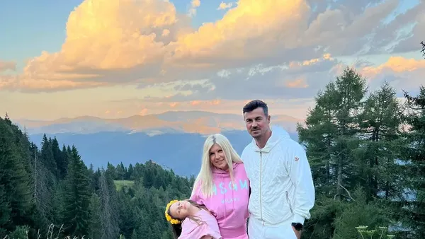 Reactia lui Adrian Alexandrov, dupa ce un urs i-a atacat pe el si pe Elena Udrea la Sinaia: "Eva si Igor, care ne-a apărat de urs. La doar 8 luni, este cel mai puternic și curajos”