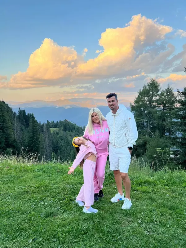Reactia lui Adrian Alexandrov, dupa ce un urs i-a atacat pe el si pe Elena Udrea la Sinaia: "Eva si Igor, care ne-a apărat de urs. La doar 8 luni, este cel mai puternic și curajos&rdquo;