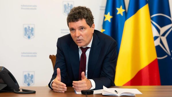Nicușor Dan, din nou &icirc;n drumeție! Cum a fost surprins președintele Rom&acirc;niei alături de familie, la Roșia Montană? Toți ochii au fost pe Mirabela Grădinaru, partenera sa de viață