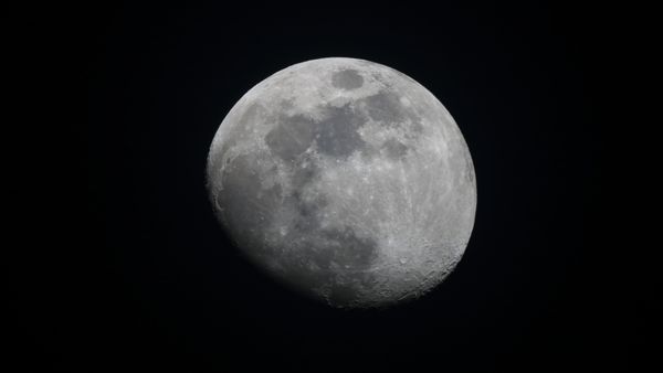 LUNA NEAGRĂ  va &icirc;ntuneca cerul &icirc;n weekend! Ce trebuie să știi despre fenomenul rar, cum se produce și care este semnificația acestuia?