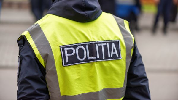 Crimă &icirc;nfiorătoare &icirc;n Craiova! Un bărbat și-a &icirc;njunghiat mortal soția sub ochii fiicei de 11 ani, apoi s-a aruncat pe geam