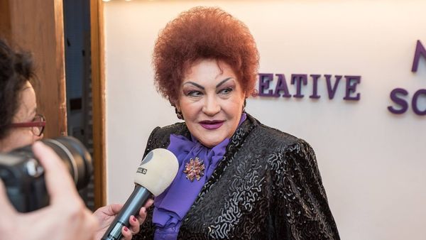 Unde și-a tatuat Elena Merișoreanu buzele și spr&acirc;ncenele: &bdquo;Aşa am scăpat să mă mai machiez tot timpul&rdquo;. C&acirc;t a plătit pentru cele două proceduri?