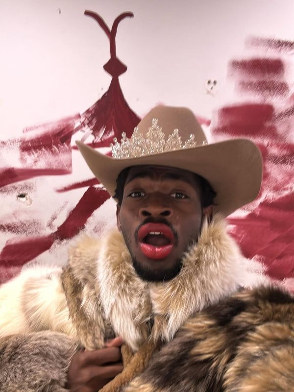 Lil Nas X a fost arestat &icirc;n timp ce defila pe străzile din Los Angeles &icirc;n slip şi cizme de cowboy