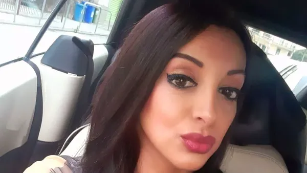 Scene de coșmar! O mamă a trei copii a fost găsită moartă &icirc;n apartamentul ei. L&acirc;ngă trupul ne&icirc;nsuflețit, criminalul a lăsat un bilet cu un mesaj tulburător: &bdquo;Am dat-o &icirc;n bară&rdquo;