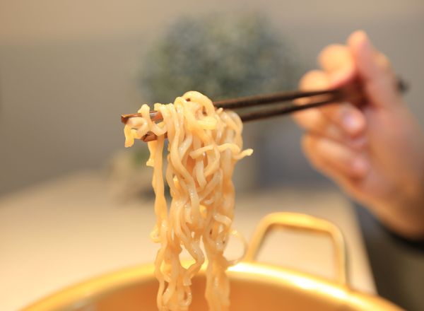 Tragedie cutremurătoare! Un adolescent in varsta de 13 ani, mort după ce a m&acirc;ncat 3 pachete de noodles cruzi