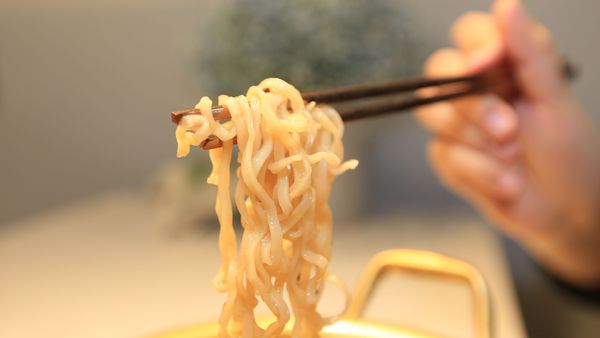 Tragedie cutremurătoare! Un adolescent in varsta de 13 ani, mort după ce a mâncat 3 pachete de noodles cruzi