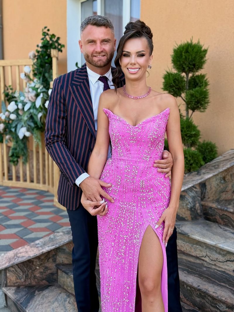 Georgiana Lobonț, aruncată în piscină cu tot cu microfon la o cântare