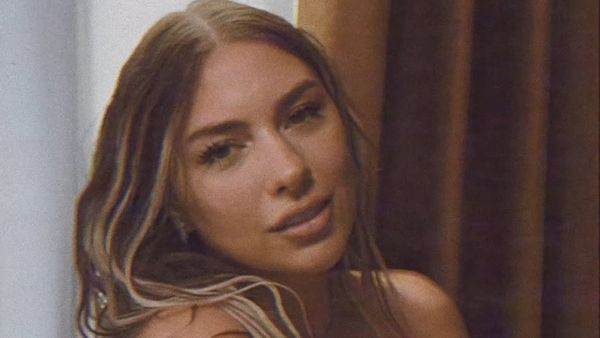 JO revine cu o piesă care zguduie topurile muzicale. Nu te vei putea opri din dat REPLAY. Iată cum sună "Iartă-mă tu" și ce mesaj le-a transmis artista fanilor