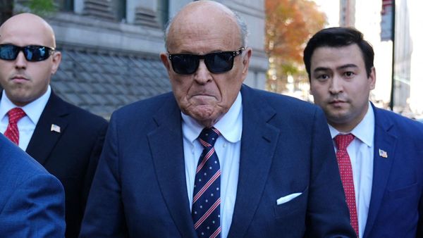 Fostul primar al New York-ului, Rudy Giuliani, a fost rănit într-un accident de maşină. El are o fractură la coloană