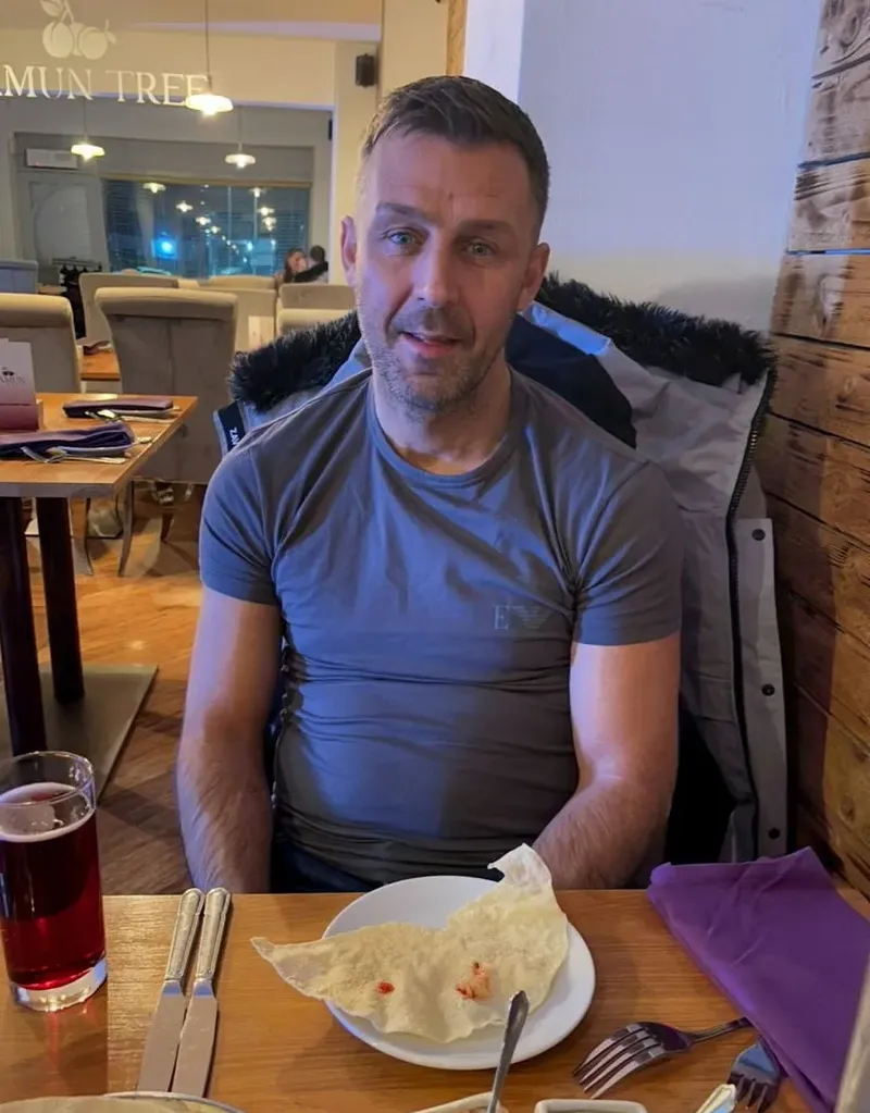 Cine este bărbatul care a agresat-o pe Emma Louise? 